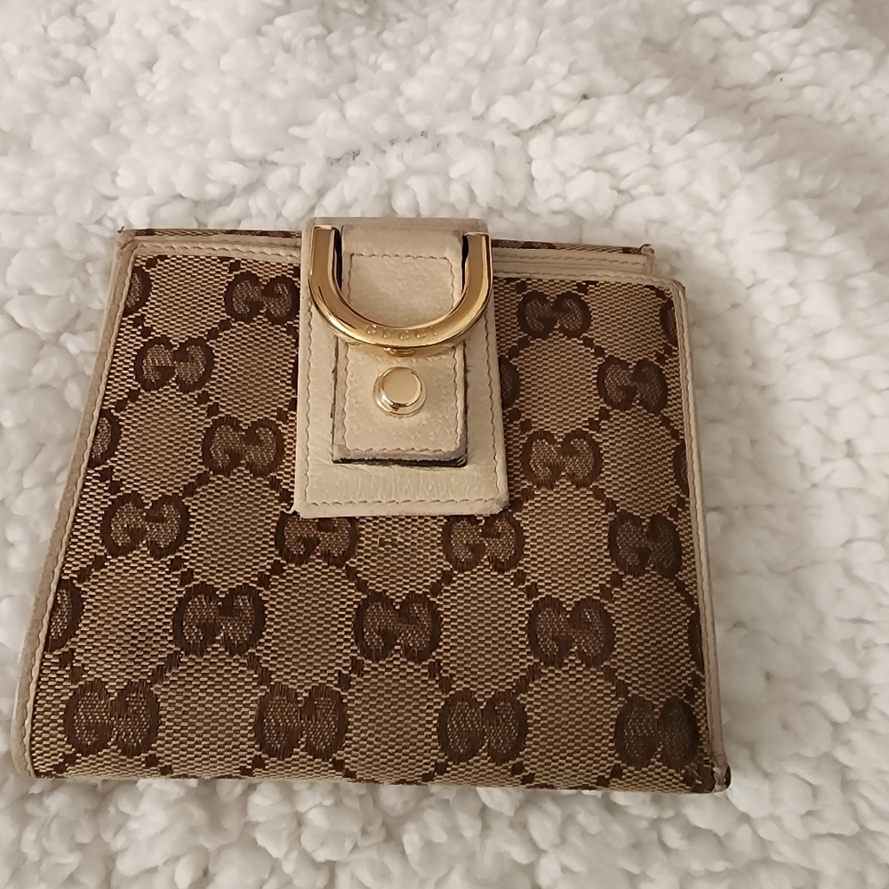 GUCCI WALLET  Has call outs